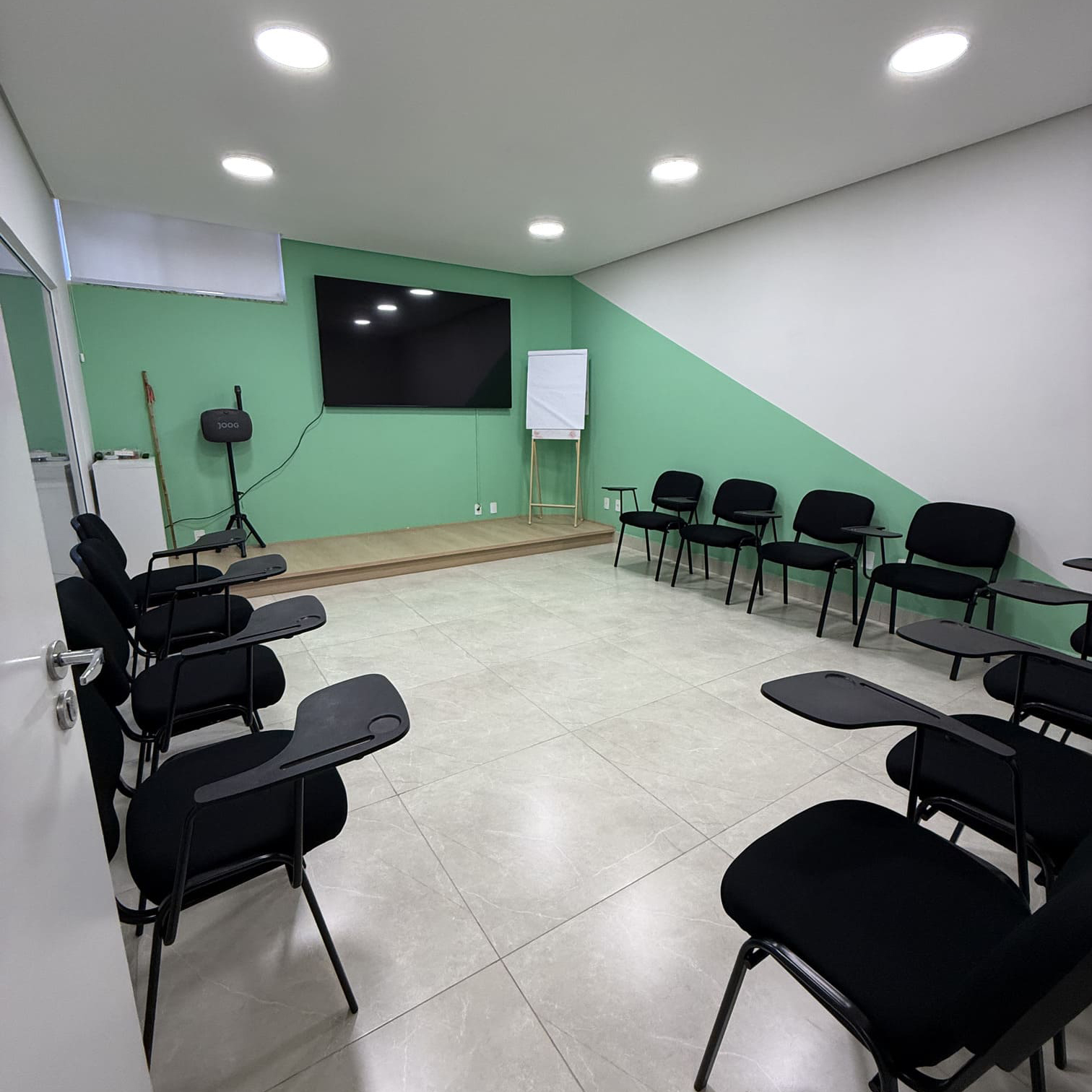 Auditório com lousa e cadeiras